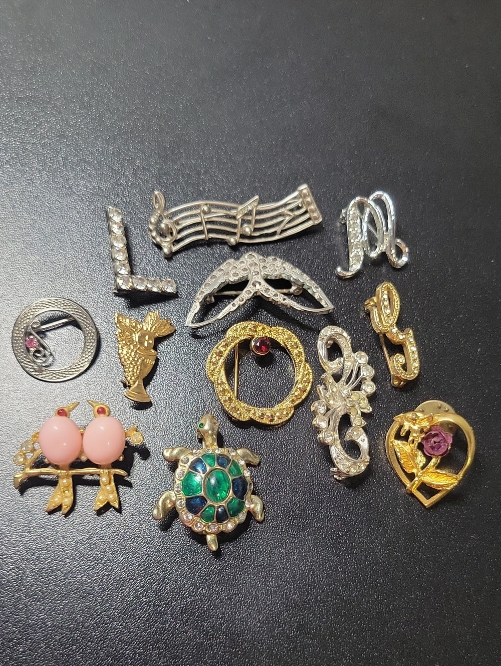 Vintage women's brooch lot